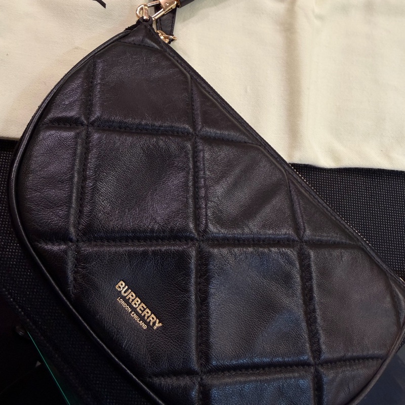 Burberry 黑羊皮菱格半圓手提包-1