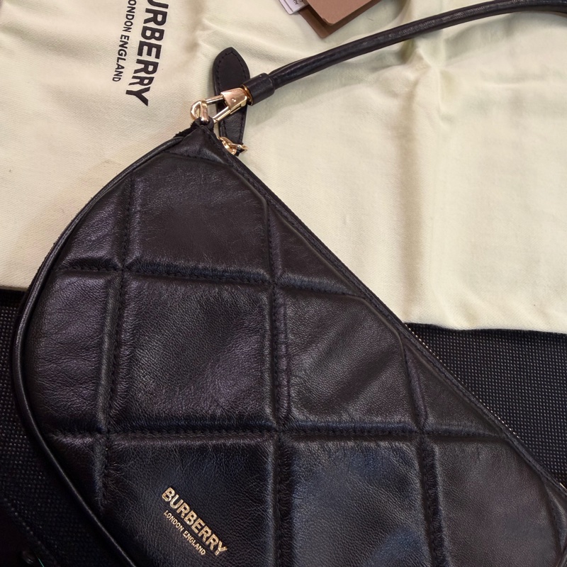 Burberry 黑羊皮菱格半圓手提包-5