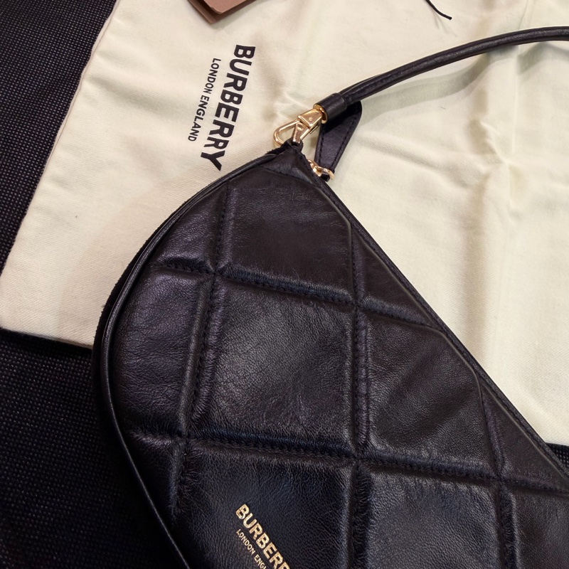 Burberry 黑羊皮菱格半圓手提包-6