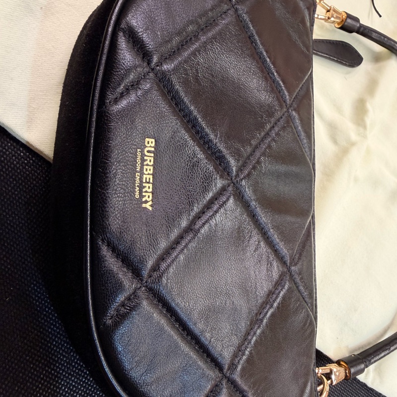 Burberry 黑羊皮菱格半圓手提包-7