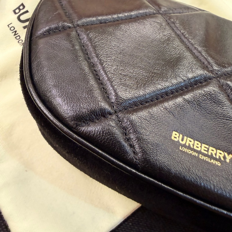 Burberry 黑羊皮菱格半圓手提包-9