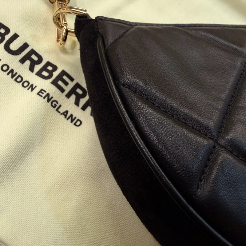 Burberry 黑羊皮菱格半圓手提包-14