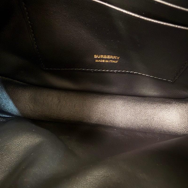 Burberry 黑羊皮菱格半圓手提包-17