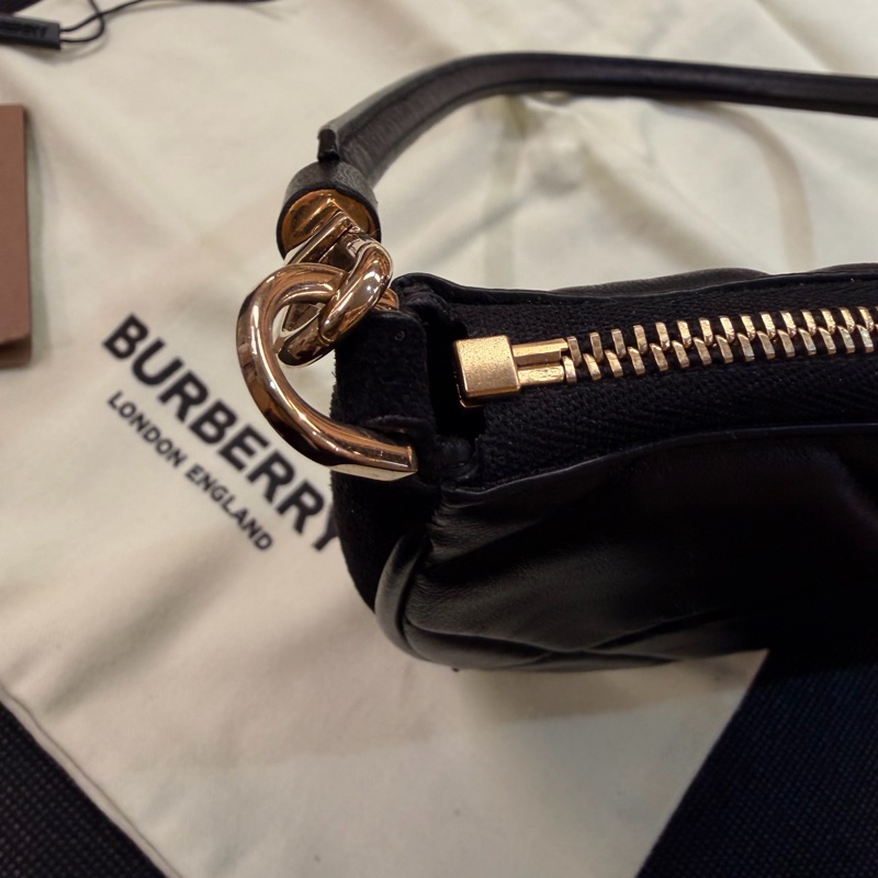 Burberry 黑羊皮菱格半圓手提包-21