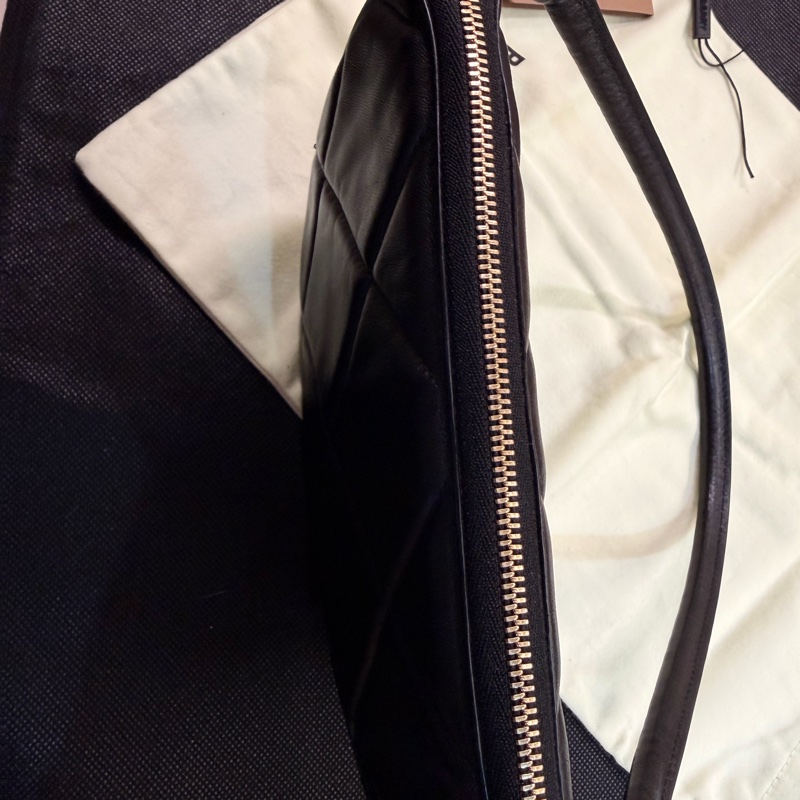 Burberry 黑羊皮菱格半圓手提包-22