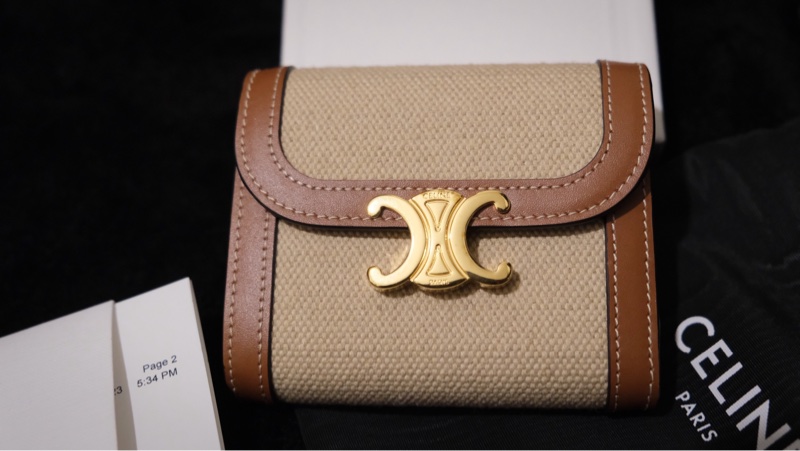CELINE 的Triomphe 系列小號翻蓋錢包（凱旋門短夾）-1