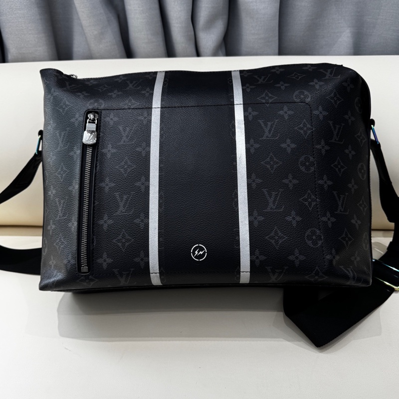 LV 路易威登x藤原浩聯名秀款apollo fragment閃電黑老花郵差包  17編碼 黑金閃電Logo 39*29*12-0
