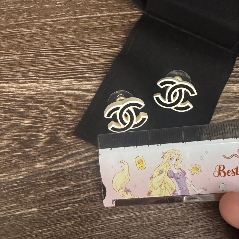 近全新Chanel 香奈兒缺貨款logo熊貓黑白配色耳環-3