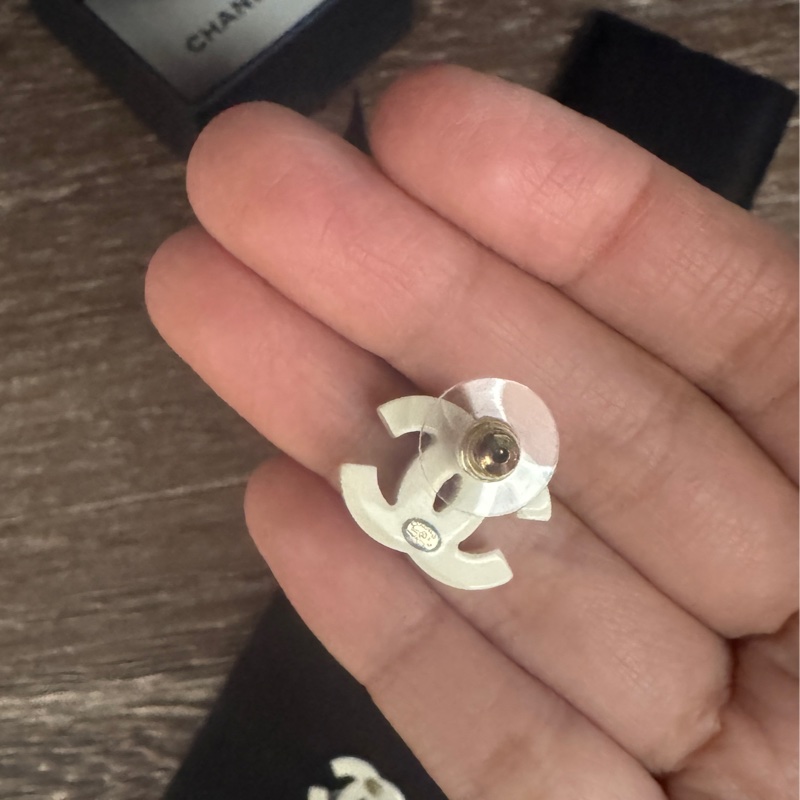 近全新Chanel 香奈兒缺貨款logo熊貓黑白配色耳環-4