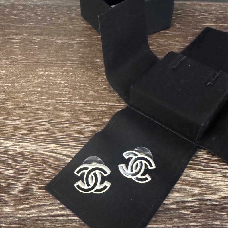 近全新Chanel 香奈兒缺貨款logo熊貓黑白配色耳環-7