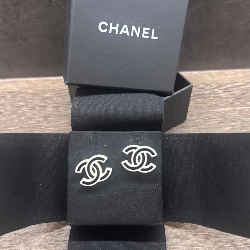 近全新Chanel 香奈兒缺貨款logo熊貓黑白配色耳環-10