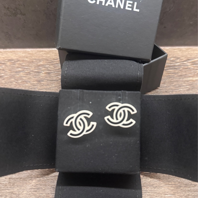 近全新Chanel 香奈兒缺貨款logo熊貓黑白配色耳環-11