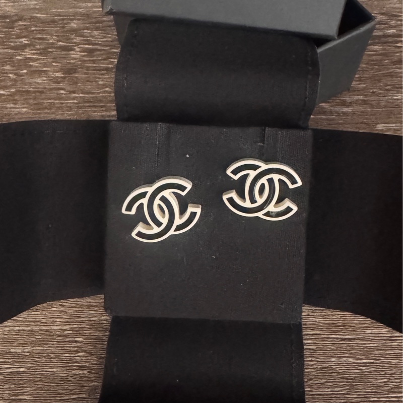近全新Chanel 香奈兒缺貨款logo熊貓黑白配色耳環-12