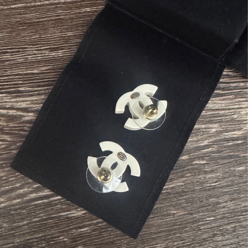 近全新Chanel 香奈兒缺貨款logo熊貓黑白配色耳環-13