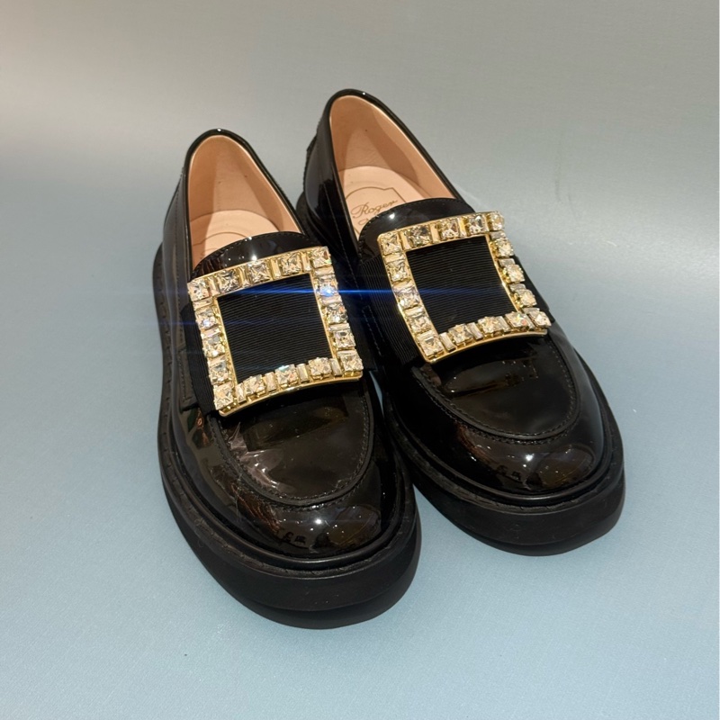 RV/Roger Vivier 羅傑.薇薇亞 水鑽黑色亮面樂福鞋 金色裝飾扣 37碼 無附件。-0