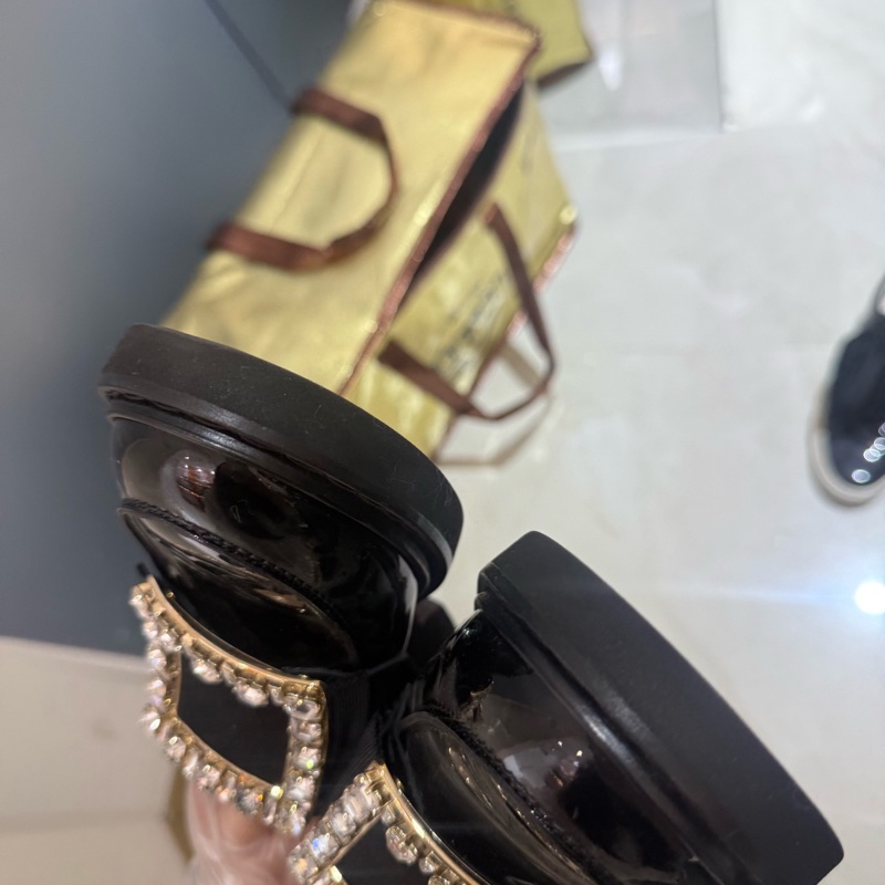 RV/Roger Vivier 羅傑.薇薇亞 水鑽黑色亮面樂福鞋 金色裝飾扣 37碼 無附件。-2