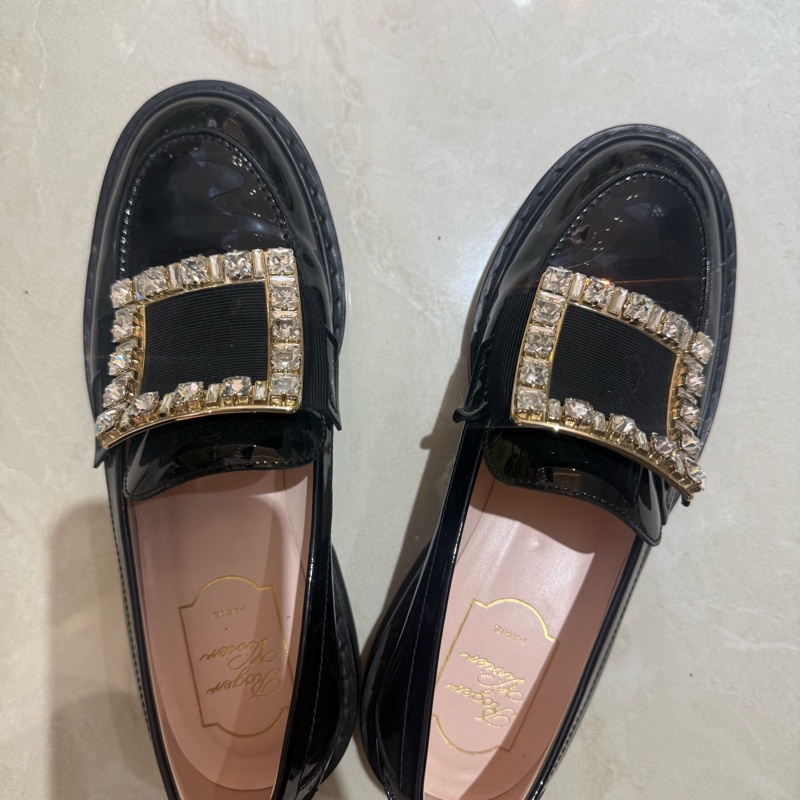 RV/Roger Vivier 羅傑.薇薇亞 水鑽黑色亮面樂福鞋 金色裝飾扣 37碼 無附件。-3