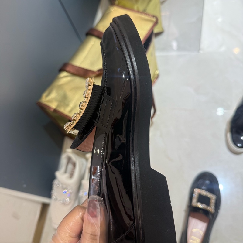 RV/Roger Vivier 羅傑.薇薇亞 水鑽黑色亮面樂福鞋 金色裝飾扣 37碼 無附件。-4