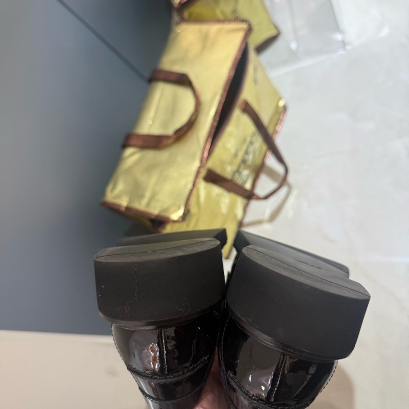 RV/Roger Vivier 羅傑.薇薇亞 水鑽黑色亮面樂福鞋 金色裝飾扣 37碼 無附件。-5