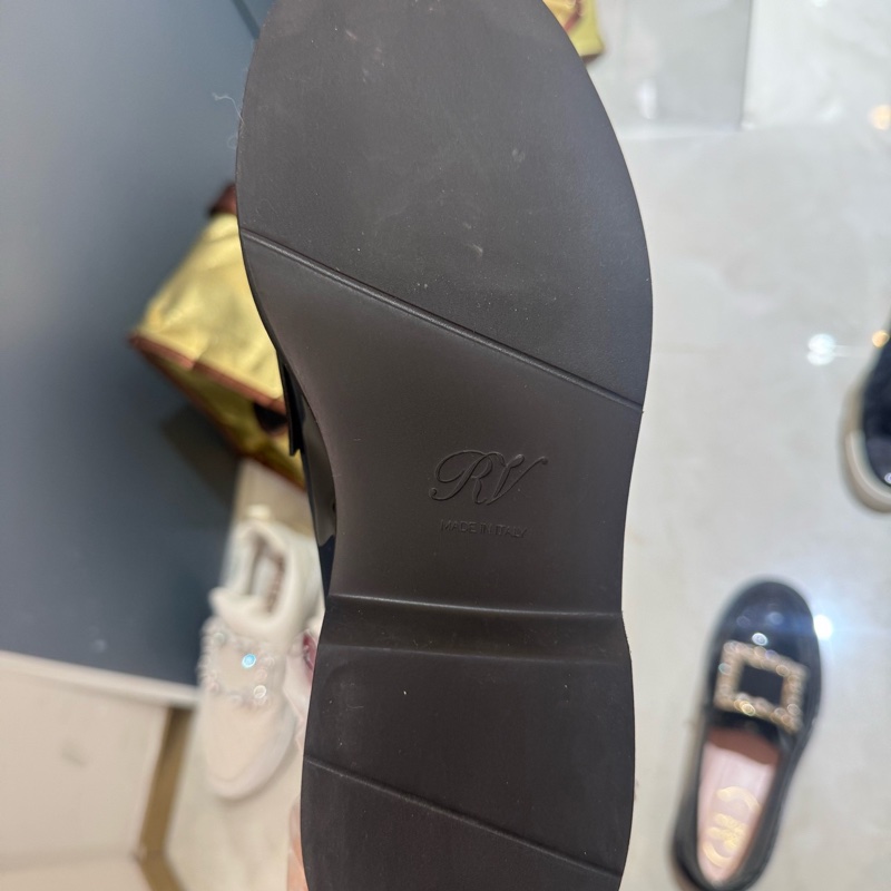 RV/Roger Vivier 羅傑.薇薇亞 水鑽黑色亮面樂福鞋 金色裝飾扣 37碼 無附件。-8