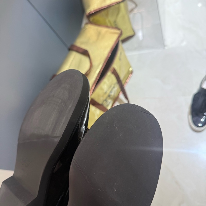 RV/Roger Vivier 羅傑.薇薇亞 水鑽黑色亮面樂福鞋 金色裝飾扣 37碼 無附件。-10