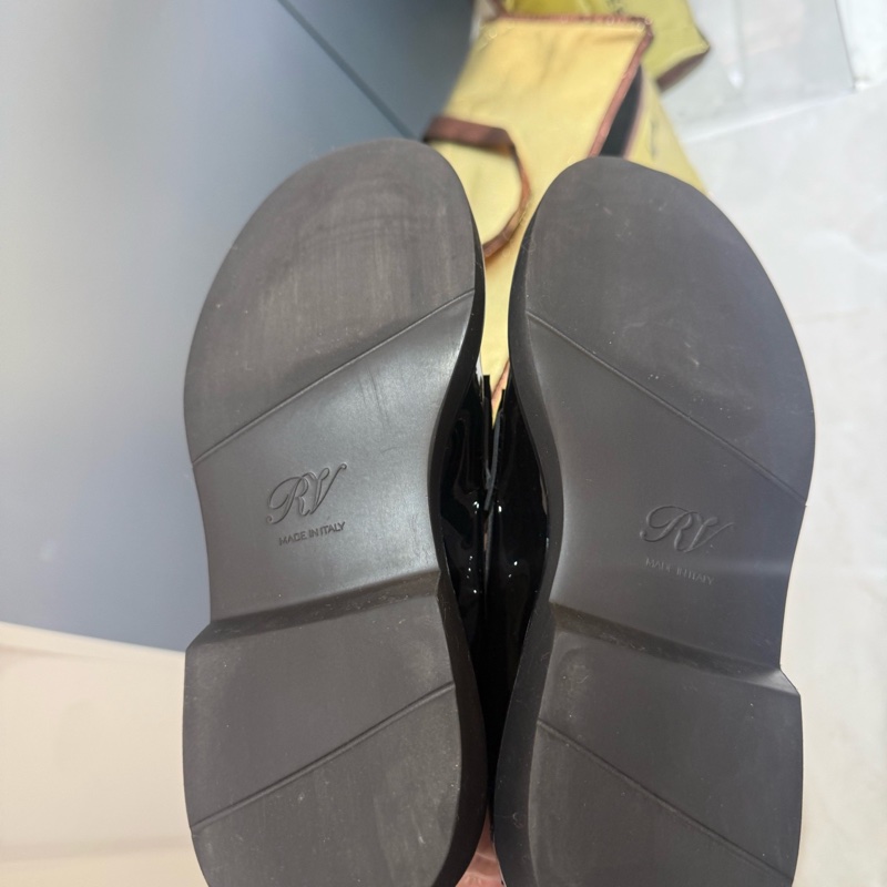 RV/Roger Vivier 羅傑.薇薇亞 水鑽黑色亮面樂福鞋 金色裝飾扣 37碼 無附件。-11
