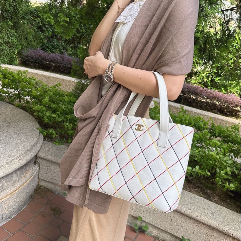 香奈兒  極品珍藏 經典 側背包 白色彩虹外縫線 皮革 皮革 肩背包 手提包  腋下包 中古 復古 雙C logo 中古包  夢幻逸品  extremely rare chanel white rainbow wild stitch-2