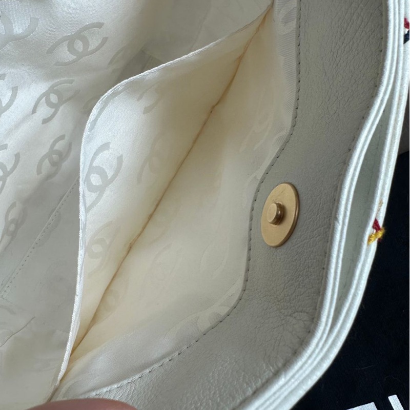 香奈兒  極品珍藏 經典 側背包 白色彩虹外縫線 皮革 皮革 肩背包 手提包  腋下包 中古 復古 雙C logo 中古包  夢幻逸品  extremely rare chanel white rainbow wild stitch-32