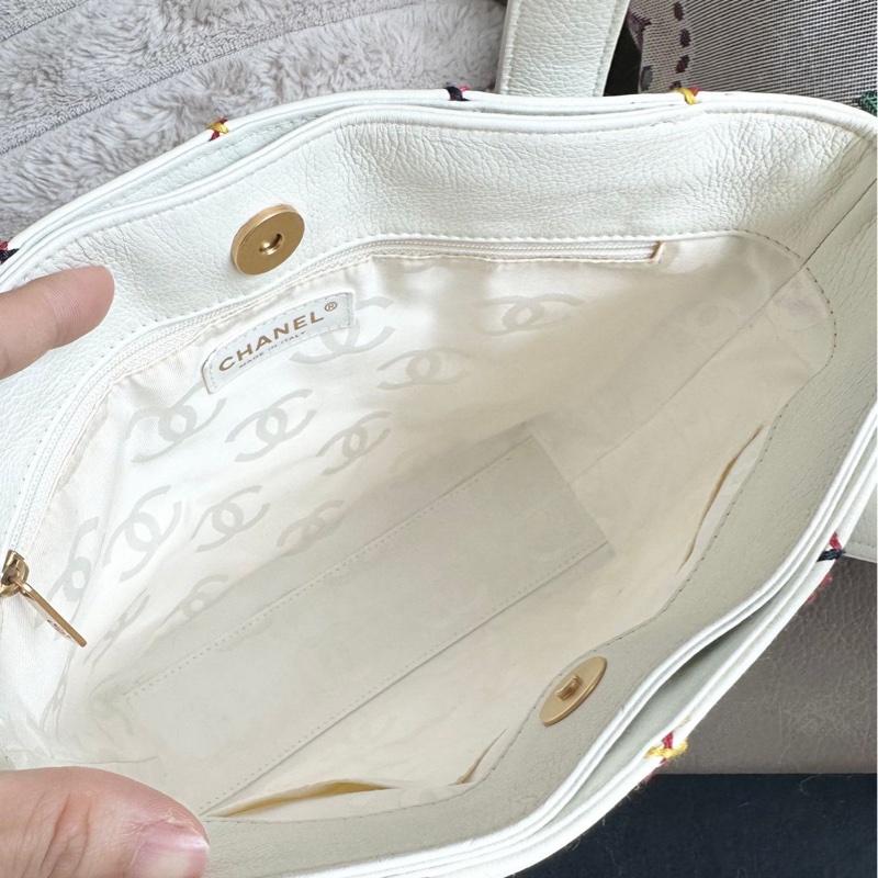 香奈兒  極品珍藏 經典 側背包 白色彩虹外縫線 皮革 皮革 肩背包 手提包  腋下包 中古 復古 雙C logo 中古包  夢幻逸品  extremely rare chanel white rainbow wild stitch-34