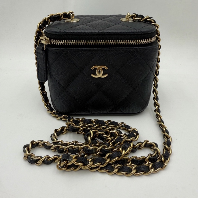 CHANEL/香奈兒、25S迷你小盒子包、帶鏡子黑金荔枝紋牛皮化妝盒、鏈條斜挎單肩包、尺寸:11*8-0