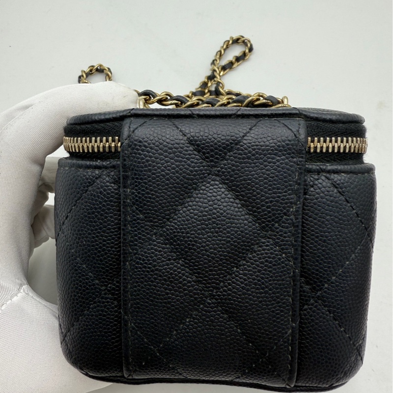 CHANEL/香奈兒、25S迷你小盒子包、帶鏡子黑金荔枝紋牛皮化妝盒、鏈條斜挎單肩包、尺寸:11*8-2