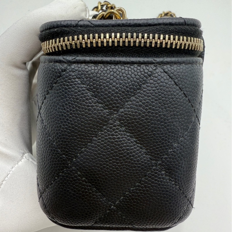 CHANEL/香奈兒、25S迷你小盒子包、帶鏡子黑金荔枝紋牛皮化妝盒、鏈條斜挎單肩包、尺寸:11*8-3