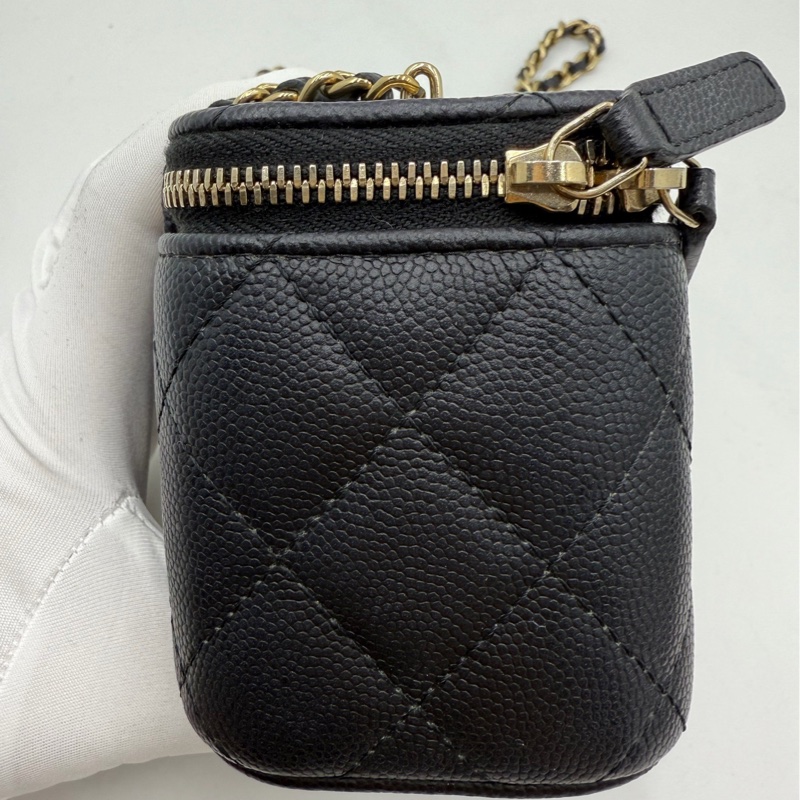 CHANEL/香奈兒、25S迷你小盒子包、帶鏡子黑金荔枝紋牛皮化妝盒、鏈條斜挎單肩包、尺寸:11*8-4