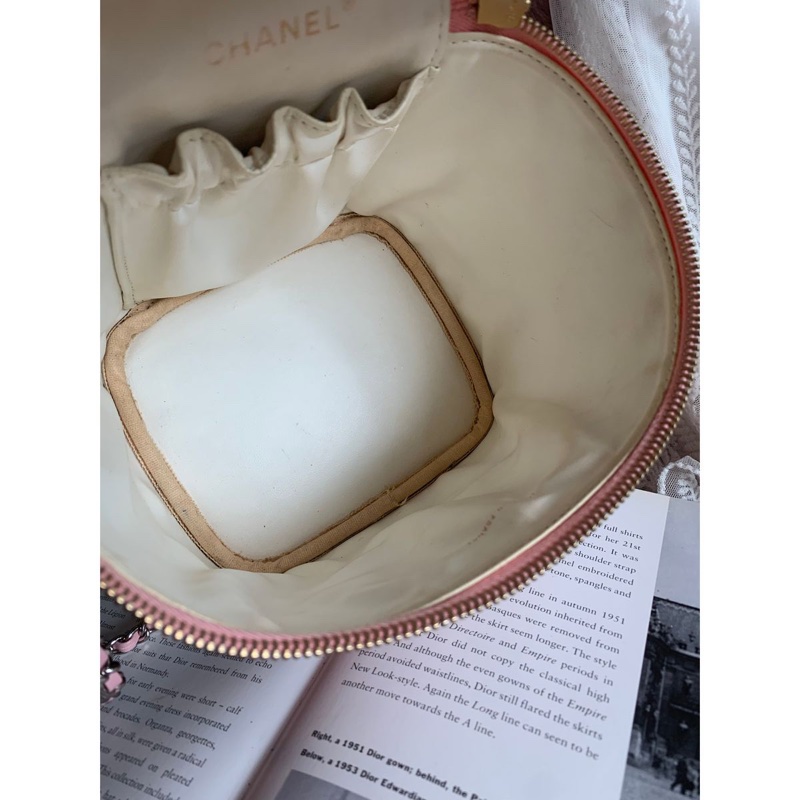 香奈兒  極品珍藏 經典 側背包 櫻花粉 化妝桶  化妝箱 化妝箱包 魚子醬牛皮 荔枝皮 皮革 皮革 肩背包 手提包  腋下包 中古 復古 雙C logo 斜背包  中古包  夢幻逸品  extremely rare chanel white caviar vanity bag-19