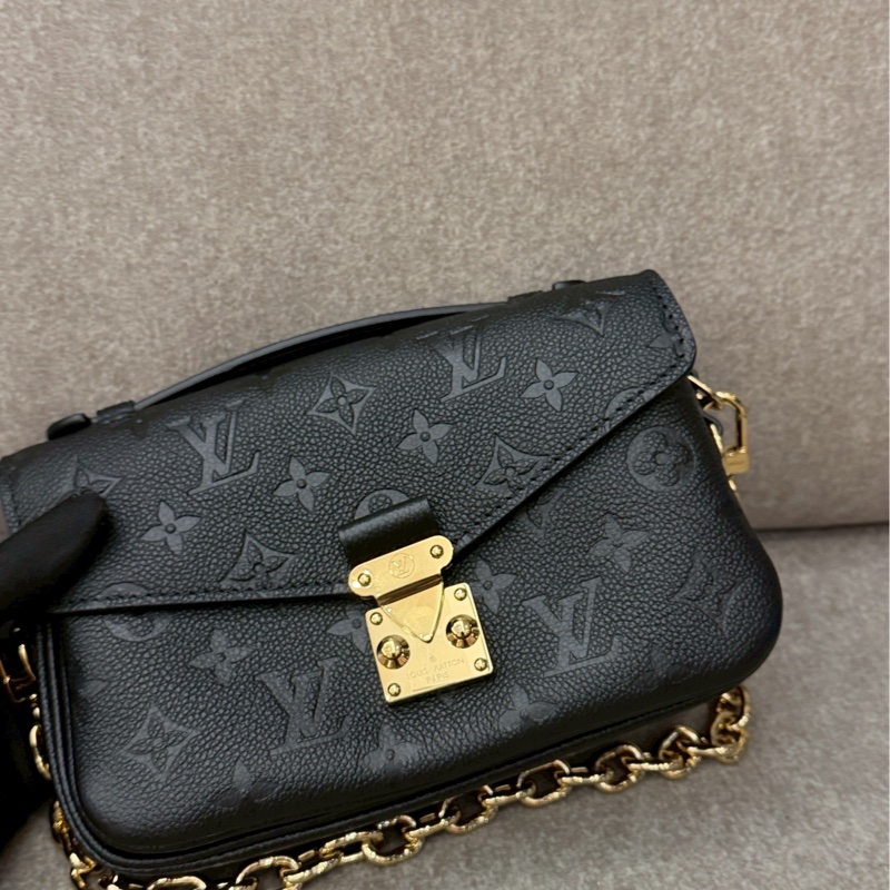 LV east west黑色壓紋郵差-1