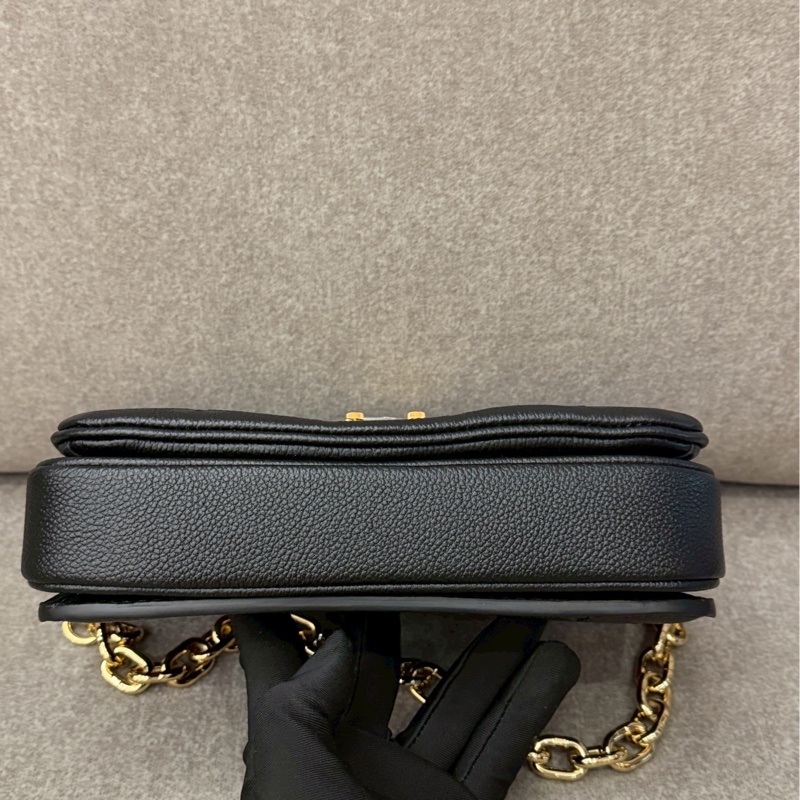 LV east west黑色壓紋郵差-5