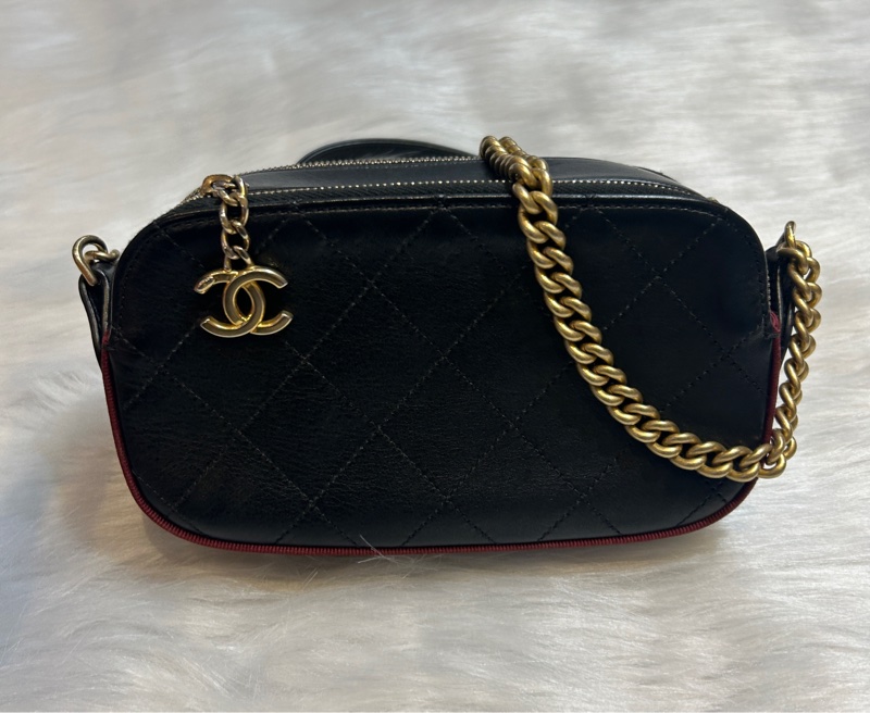 CHANEL A57574 徽章小牛皮相機包-0