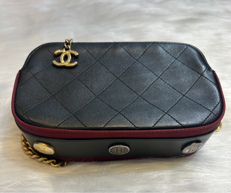 CHANEL A57574 徽章小牛皮相機包-1