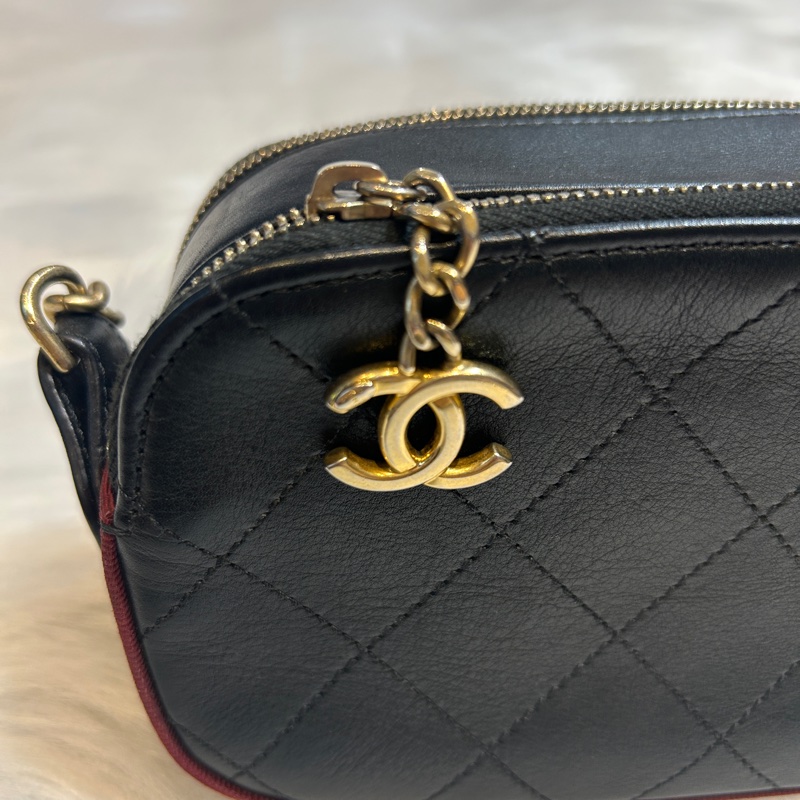 CHANEL A57574 徽章小牛皮相機包-2