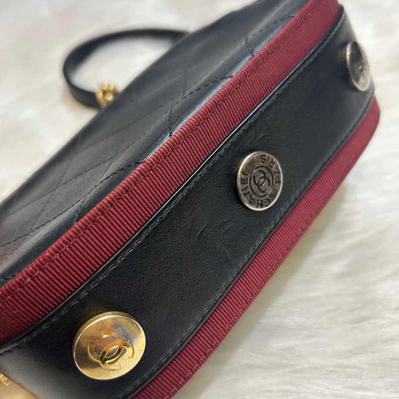 CHANEL A57574 徽章小牛皮相機包-3
