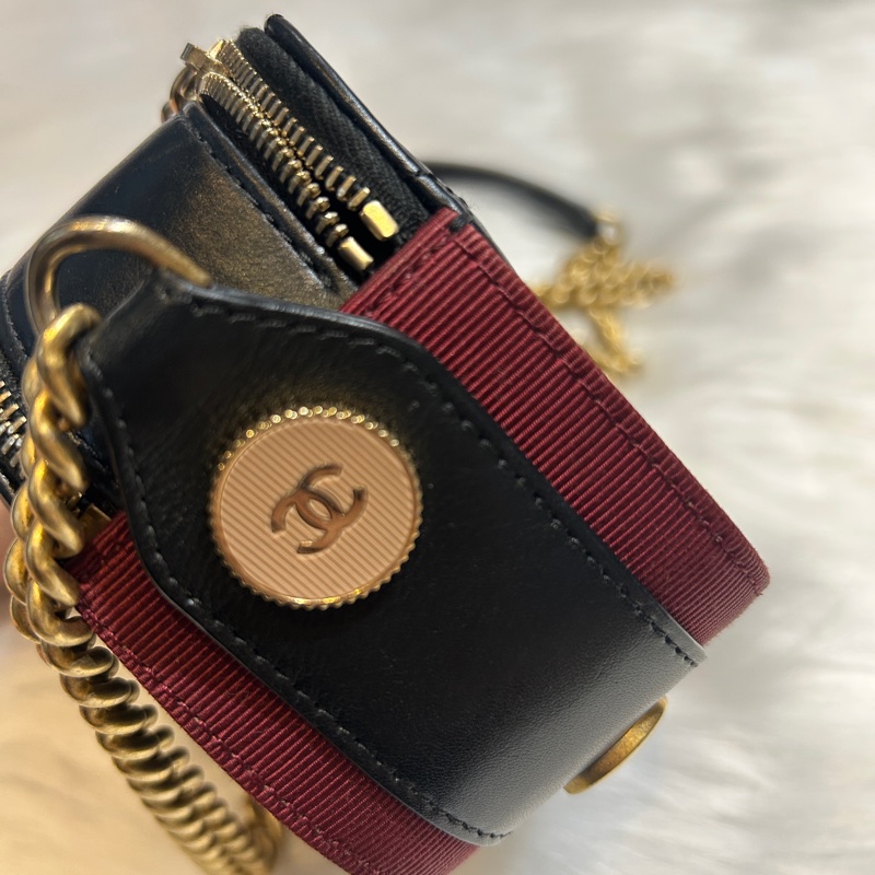 CHANEL A57574 徽章小牛皮相機包-4