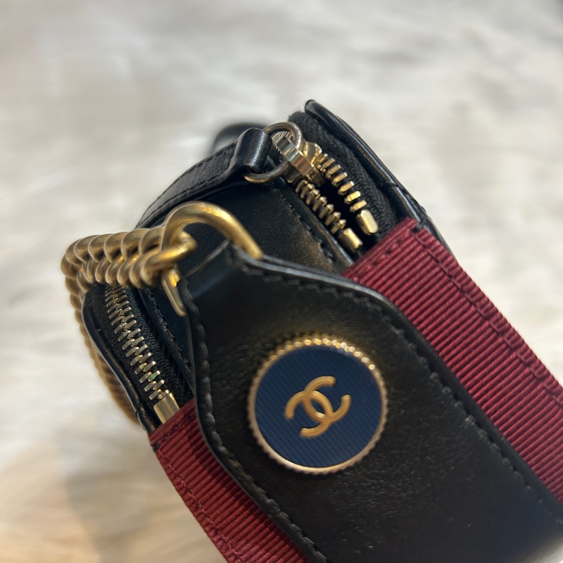 CHANEL A57574 徽章小牛皮相機包-5