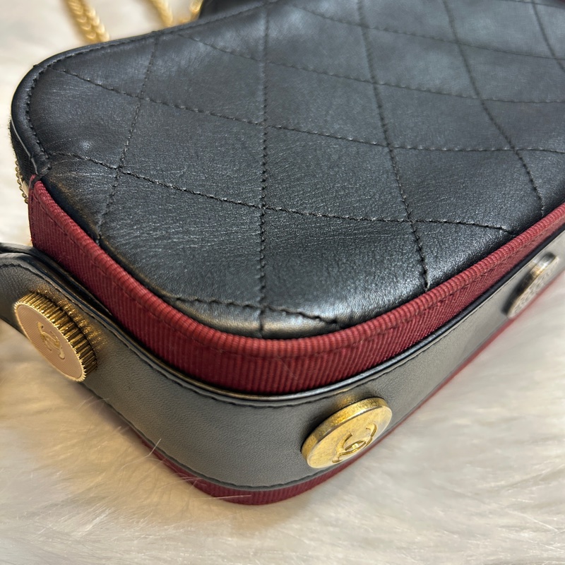 CHANEL A57574 徽章小牛皮相機包-6