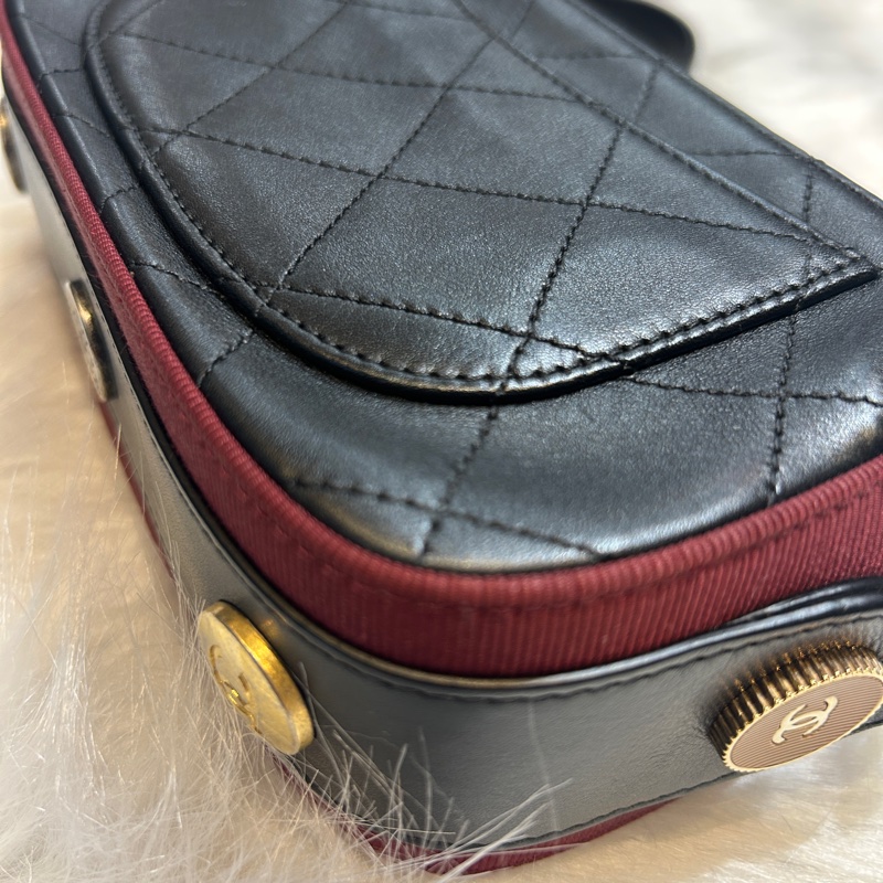 CHANEL A57574 徽章小牛皮相機包-9