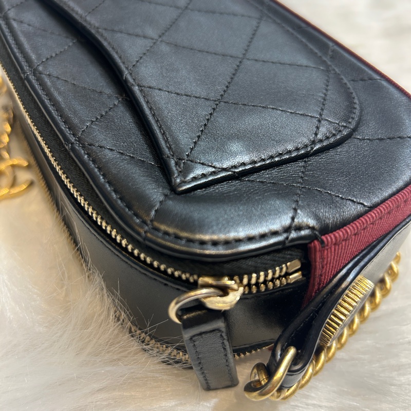 CHANEL A57574 徽章小牛皮相機包-11