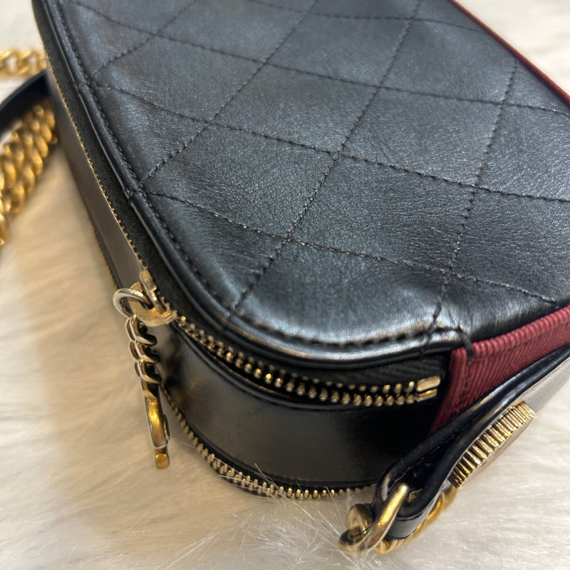 CHANEL A57574 徽章小牛皮相機包-13