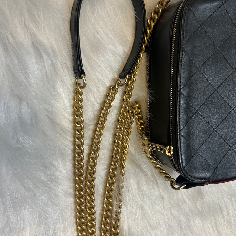 CHANEL A57574 徽章小牛皮相機包-14