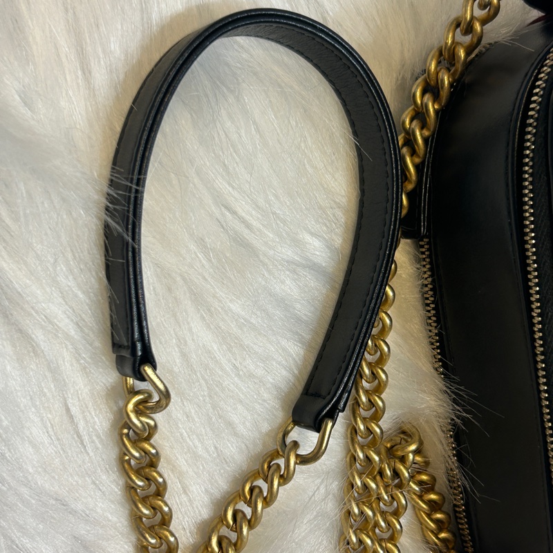 CHANEL A57574 徽章小牛皮相機包-15