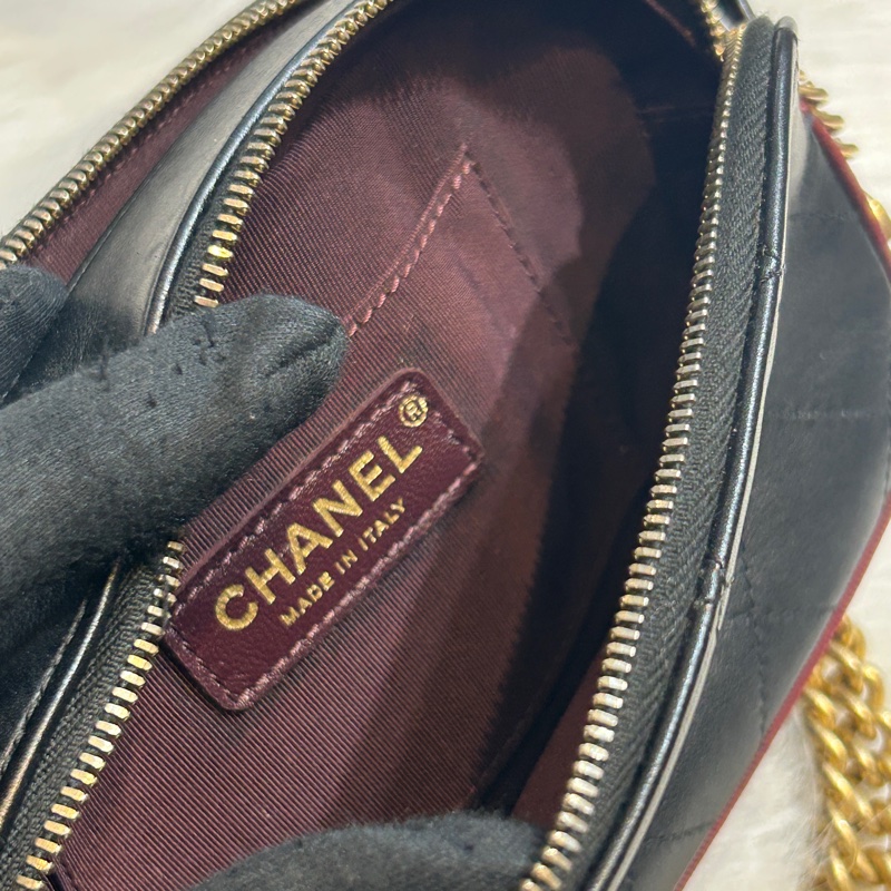 CHANEL A57574 徽章小牛皮相機包-17
