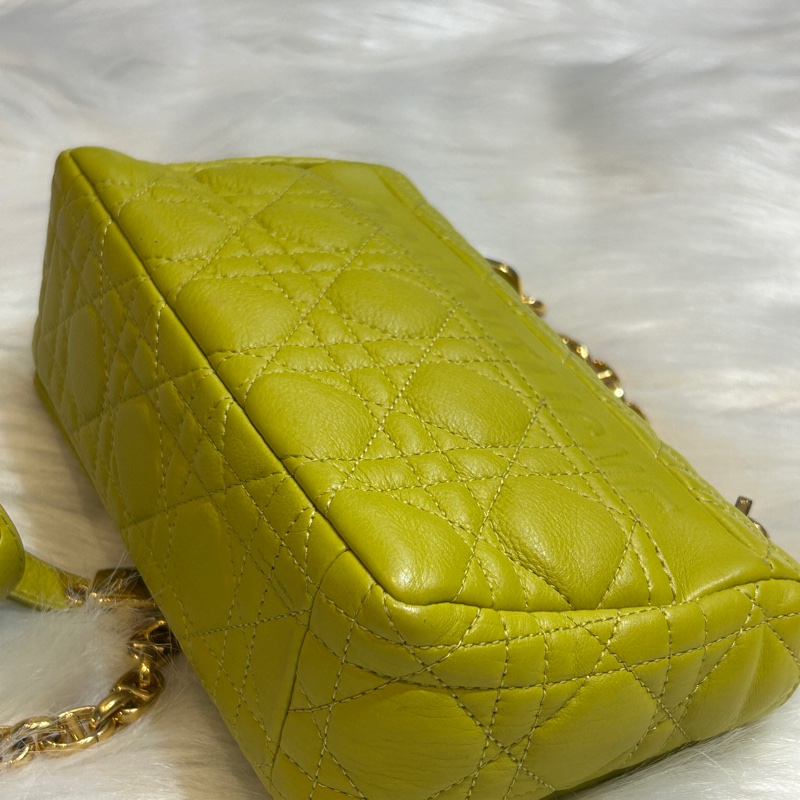 DIOR CARO 經典復古CD扣藤格紋絎縫小牛皮中型肩背包-4